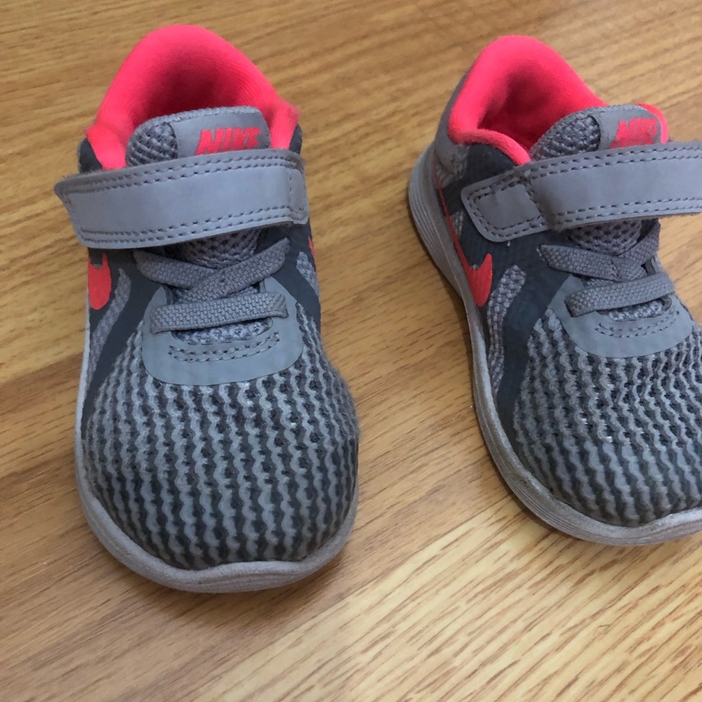 Nike gray and pink sneakers EUC little girl size 6